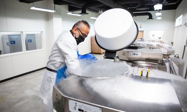 Photo of liquid nitrogen tank